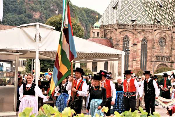 La defileda ladina peia via te Plaza Walther
