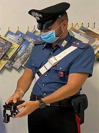 Carabiniers cun la pistola secuestrada a Bornech. (Foto: Carabiniers)
