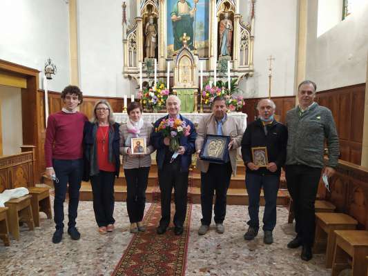 Raprejentánc del Consei Pastoral, de la Curazia d’Andrac, del Coro de Gleieji e de l’aministrazion de comun a volù saludé don Dario col ie scinché en ricordo de duc chisc agn passei nta Fodom.
