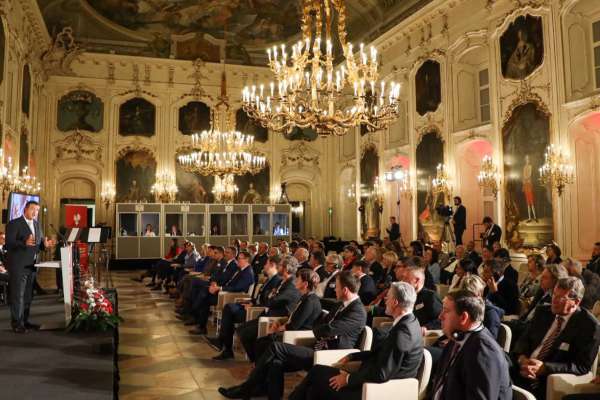 N moment dla conferenza tla Hofburg de Dispruch. (Foto: Facebook/Apostolos Tzitzikostas)
