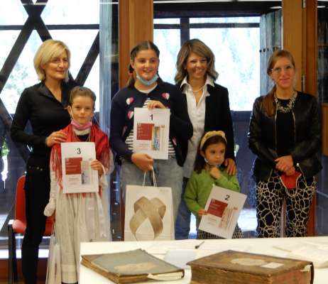 La trei venjidores con la Diretora, la responsabola de la Biblioteca e la Presidenta del Istitut Cultural Ladin.  
