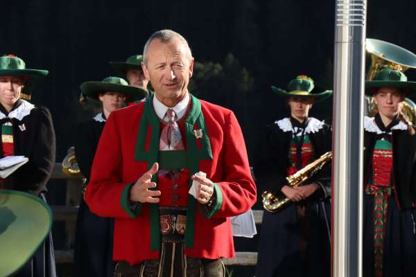 Le presidënt dla Uniun Musighes Val Badia Heinz Canins. (© Pablo Palfrader/La Usc di Ladins)
