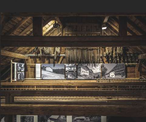 La mostra de fotografies di mejes de Gherdëina tl Museum dl Klostertal a Wald am Arlberg (foto: Václav Sèdy).
