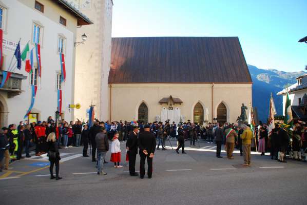 La jent e i raprejentánc de le associazion nte plaza da La Plié. 
