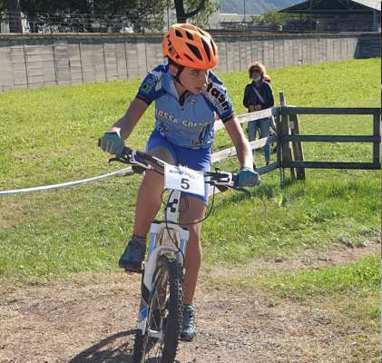 Sophie Tallandier pruma de sia categorìa te na garejada de ciclocross.
