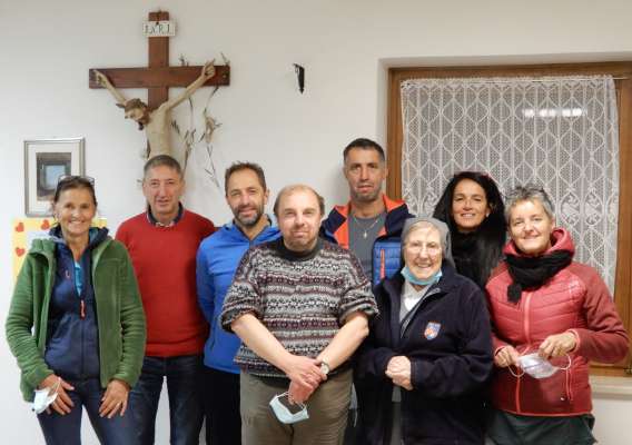 Componenc del Grop Miscinarie Freinademetz con Suor Gisella Dellagiacoma dal Malghèr.
