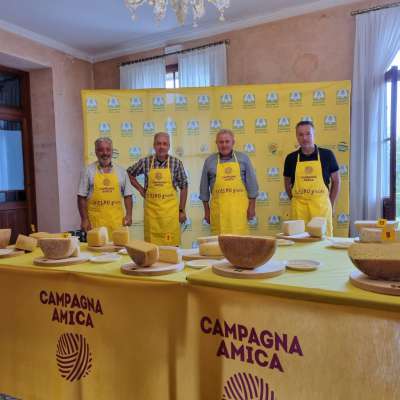 La giuria che a valuté i miou formai de malga. (foto dal scito padovanews.it)
