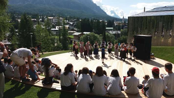 El parco co i śoghe de Sopiazes, daerto ai 19 del mes de luio, canche ‘l à sonà danoo ra Banda de Anpezo; ades ‘l é ra regoles, par el dorà polito. Intanto i pize i à betù gnon “Bosco de ra schirata”.
