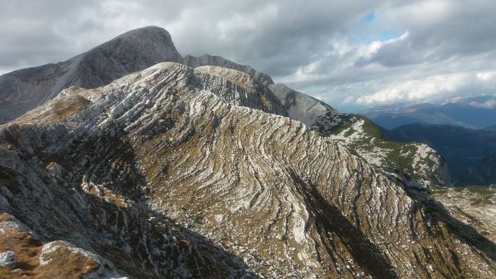 Ce bel caminà par ra nostra crodes, co sta bona śornades d’outon, ma beśen i tende a ra jaza.
