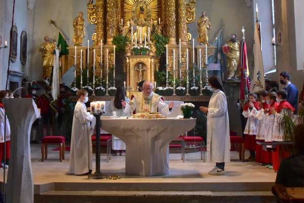 Siur Iaco zelebrëia söa santa mëssa de rengraziamënt por i 50 agn prou tla dlijia de Santa Maria d’La Pli. foto: Günther Erlacher
