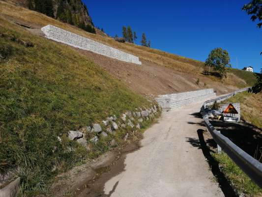 Na gran pert dl bilanz sará destiné ai laours per comedé y mete en segureza les stredes dl paisc.
