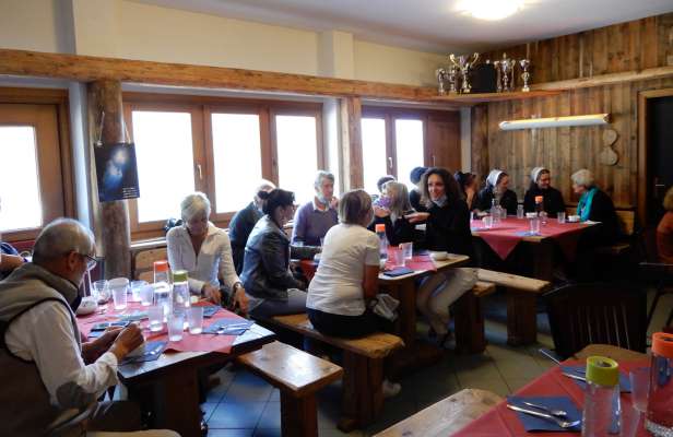 Al Bar Cotura Café vegn endrezà n muie de scomenzadives.
