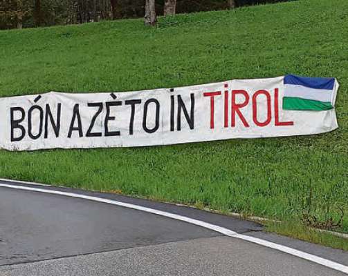 Lenzuoi metus fora dai Scizeri de Fodom y Ampez, en ocajion dl Giro dl’Italia dl 2021.
