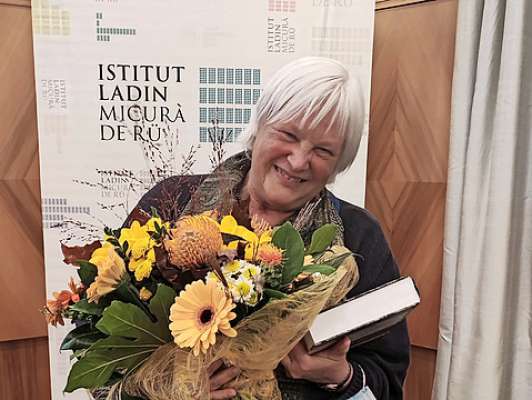 La professora Ulrike Kindl festejèda jun Busan. (Foto: Istitut Ladin Micurá de Rü)
