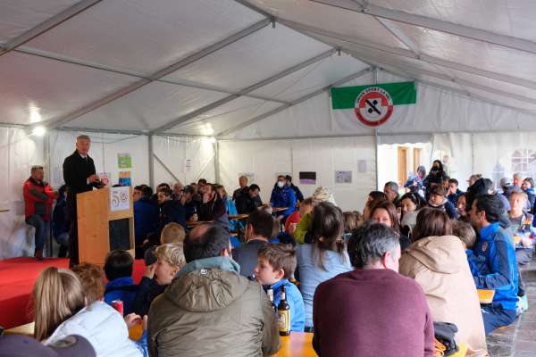 L’Ombolt Angel Miribung salüda i presënc ala festa de 50 agn dla US La Val.
