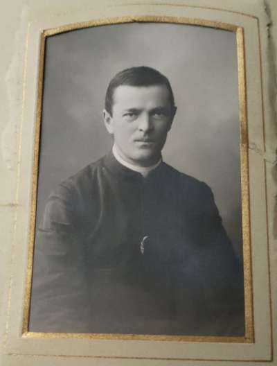El pree badioto don Pietro Frenademez pioan de Anpezo dal 1921 al 1951. Un varente pastor de ra so śente.
