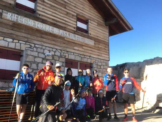 L grop de paslonch del Ski College de Fascia con l arcedador Attilio Dellagiacoma. 
