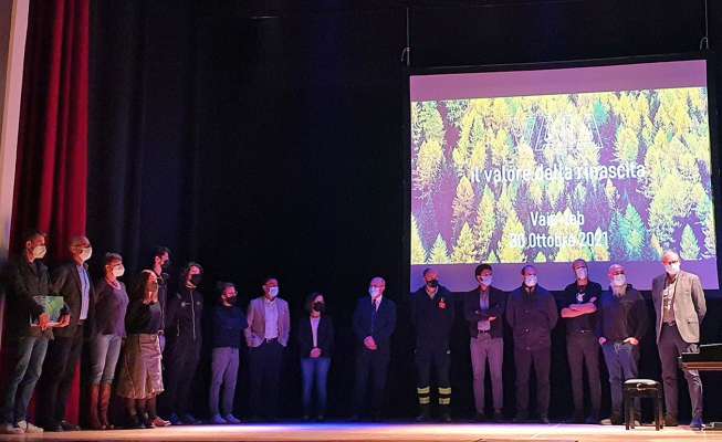 I protagonisc' de la sera su Vaia su la paladina del teater de Navalge
