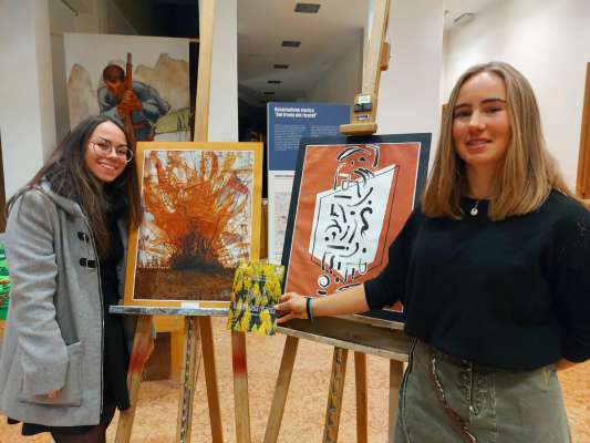 La studentes Irene Tabanelli e Chiara Scarangella à prejentà i chèdres di studenc.
