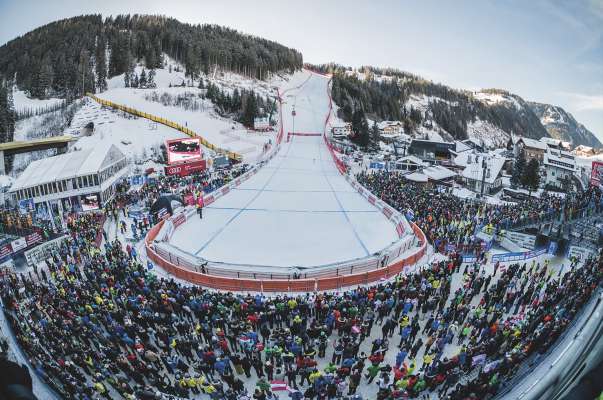 L travert dl purtoi Saslonch unirà chëst ann inò mplenì cun si publich per la garejedes de Copa dl Mond de schi alpin (foto: "Saslong Classic Club").
