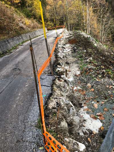 Envalgugn trac de la strada da Davedin. Coche se veiga máncia deldut le protezion e l’é plena de busc.
