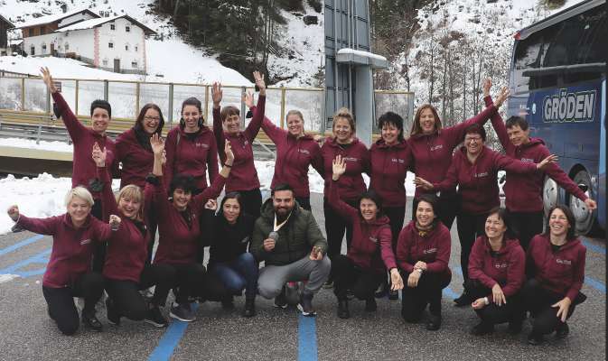 La grupa dl »Ladinia Women’s Chorus« che à fat pea pra i »World’s Choir Games« y à purtà a cësa la bedaia de arjënt tla categuria de mujiga cuntemporana.
