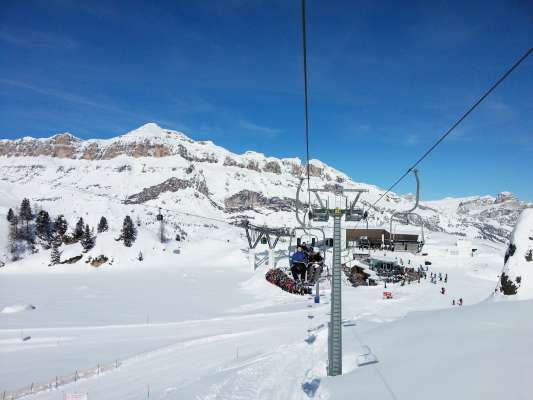 Sce les infeziuns da Covid-19 crësc inant, podess la daurida dla sajun da d'invern te Südtirol, preodüda por i 4 de dezëmber, messëi gní sburlada. 
