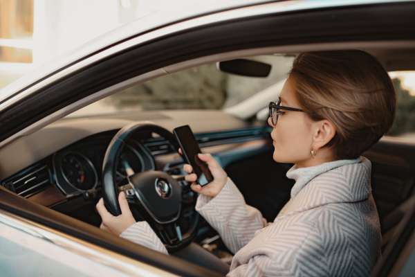 media/k2/galleries/17776/thumbs/attractive-stylish-woman-sitting-car-dressed-coat-winter-style-glasses-using-smart-phone.jpg