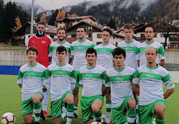 La squadra del Fascia balon con i 3 jiadores autores de 5 goi: Matteo Lorenz, Alessandro Rasom e Michele Petrone.
