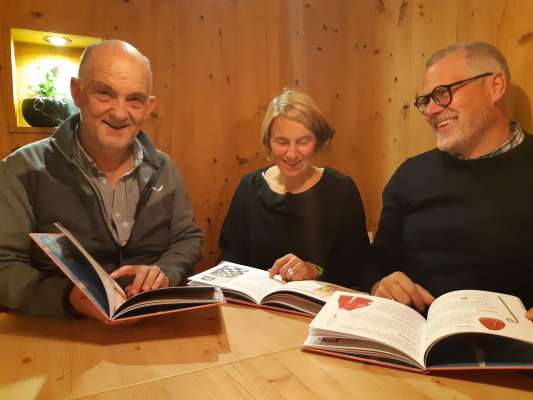 Le coordinadú dla publicaziun siur Tone Fiung, Ruth Oberschmied y Karl Tschurtschenthaler.
