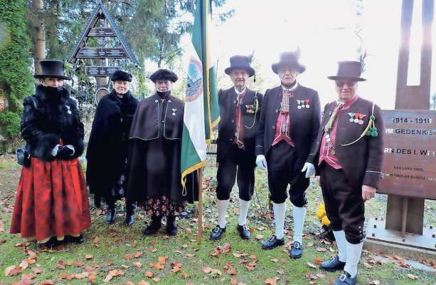 Ome e femenes de ra Schützenkompanie Anpezo Hayden al Tummelplatz de Amras, pede Innsbruck, a i rende onor a i tośate anpezane morte śa zento ane.
