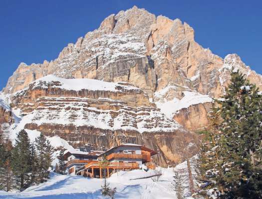 Deboto no se ‘l vede, el rifujo Angelo Dibona in Anpezo, scondù intrà el gnee e ra croda, inze ‘l Valon de Tofana. Sto an el sarà anche pi ceto e neto.

