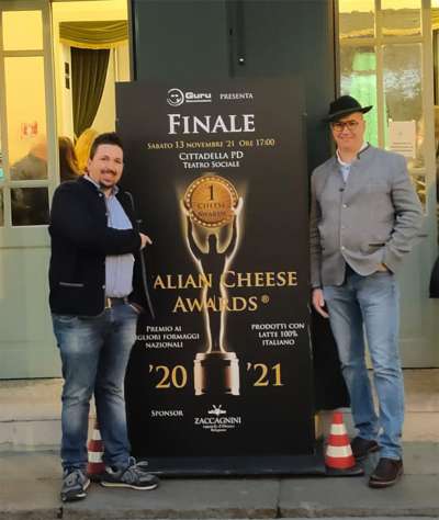 Stefano Croce e Peter Decrestina a la finèla del »Italian Cheese Awards«.
