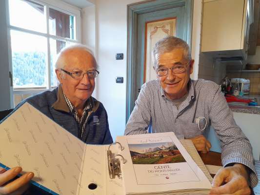 Alfredo Weiss e Renato Constantini con la proa de stampa del liber.
