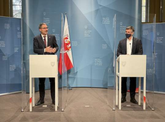 Le presidënt Kompatscher y l’assessur ala sanité Widmann presentará indoman i detais dla aziun massiva de vazinaziun. (foto: ajentöra stampa provinzia)
