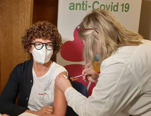 La d.ra Costantini l era stat la pruma sentadina de Fascia a se fèr encalmèr tel meis de jené passà.
