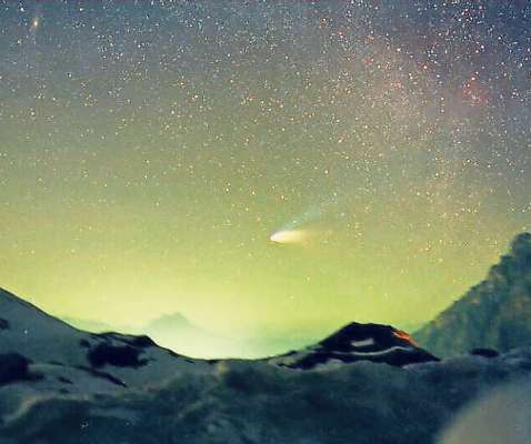 Ra cometa Hale Bopp veduda da Intrà i Sasc, inze ra fotografia astronomica premiada da ra Nasa. (Foto A.Dimai, (Col Druscie Obs), AAC)
