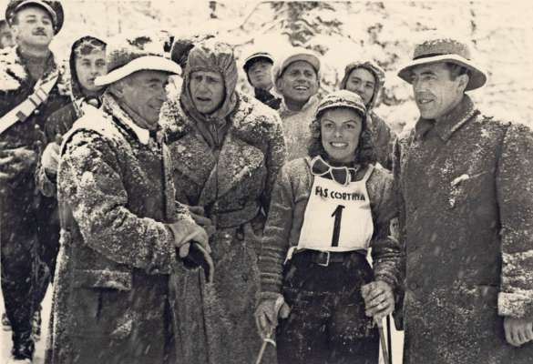 Ra canpionesa de schie Celina Seghi in Tofana del 1941, canche r’à vento ra gara de slalom, intrà Hans von Tschammer und Osten, presidente del Comitato
