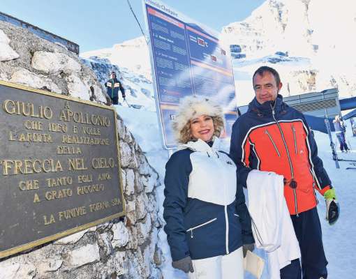 Giulia Apollonio e Mario Vascellari i descuerśe ra targa par Giulio Apollonio Varentin.
