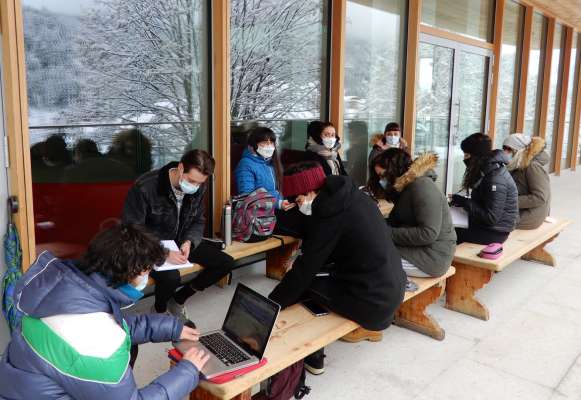 L é pericol che i studenc cogne endò jir en DAD. L an passà i aea protestà per chest fajan scola de fora.
