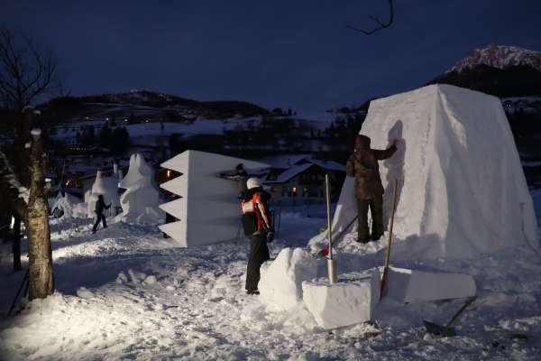 Na sëra, tratan le festival dles scoltöres dla nëi a Al Plan. (© Pablo Palfrader/La Usc di Ladins)
