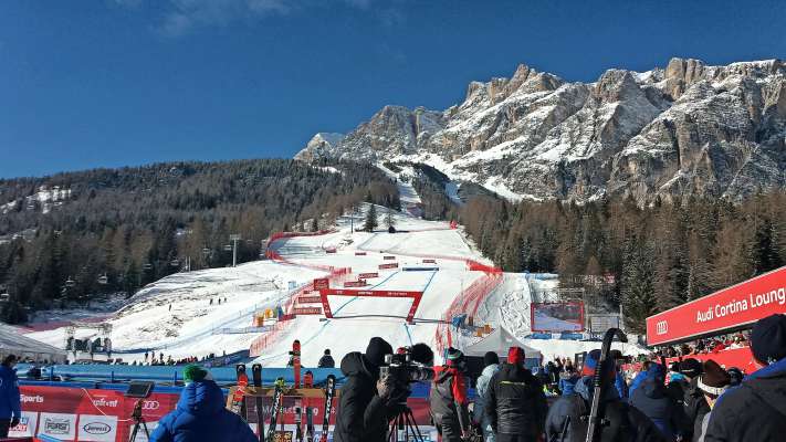 Ra pista Olympia in Tofana, agnó che i fesc ra gares de Copa del mondo; del 2026 ruarà ra Olimpiades d’inverno.
