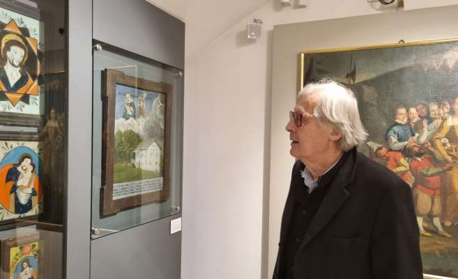 L president del Mart e critich d'èrt Vittorio Sgarbi à vijità l Museo Ladin de Fascia.
