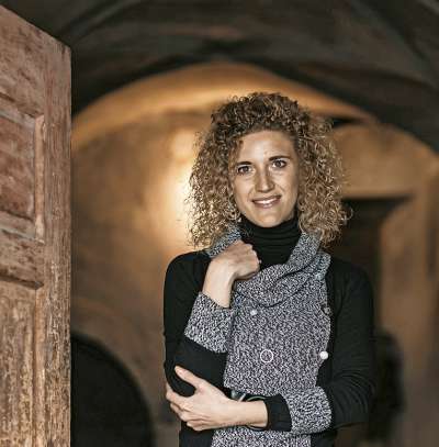 Isabella Marchione: Vizeprescidenta del Consei Cultural del Istitut e nse­gnánta de ladin nte le scole de Fodom.
