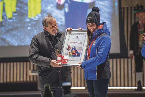 L ambolt de Sëlva Roland Demetz ti à sëurandat na uneranza da pert dl Chemun a Nadia Delago (foto: »Dolomites Val Gardena«/Diego Moroder).
