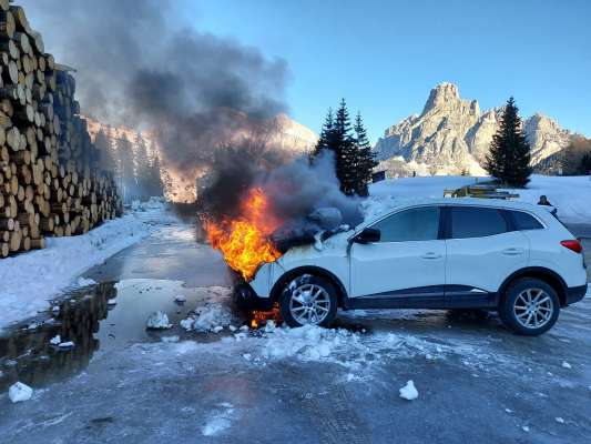 L'auto en flames sön Planac. 

