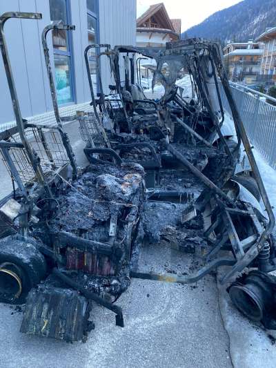 Deplü golf carts é vardüs jö. 
