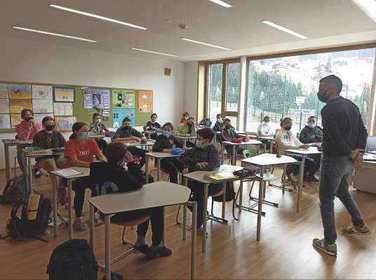 Andrea Camera dan na terza tlas dla scola mesana de Sëlva per n proiet lià al urientamënt prufesciunel.
