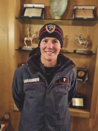 Michela Galimberti ie la prima &euml;ila carabiniera che ie nce istrut&euml;ura tl sucors alpin.

