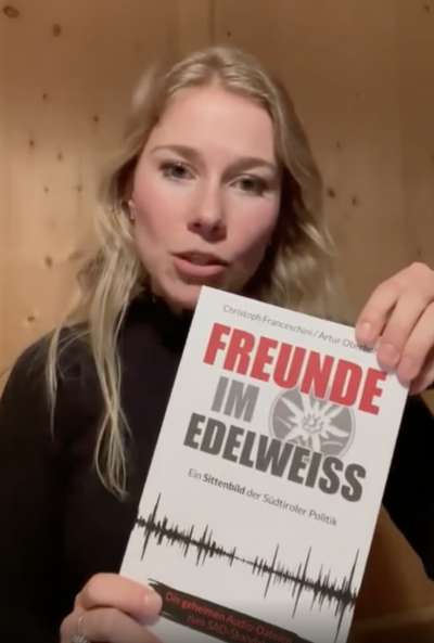 Jasmin Ladurner: publicaziun de n video, olache ara damana les dimisciuns de plü funzionars alc dla SVP. foto: screenshot video post/jasmin ladurner
